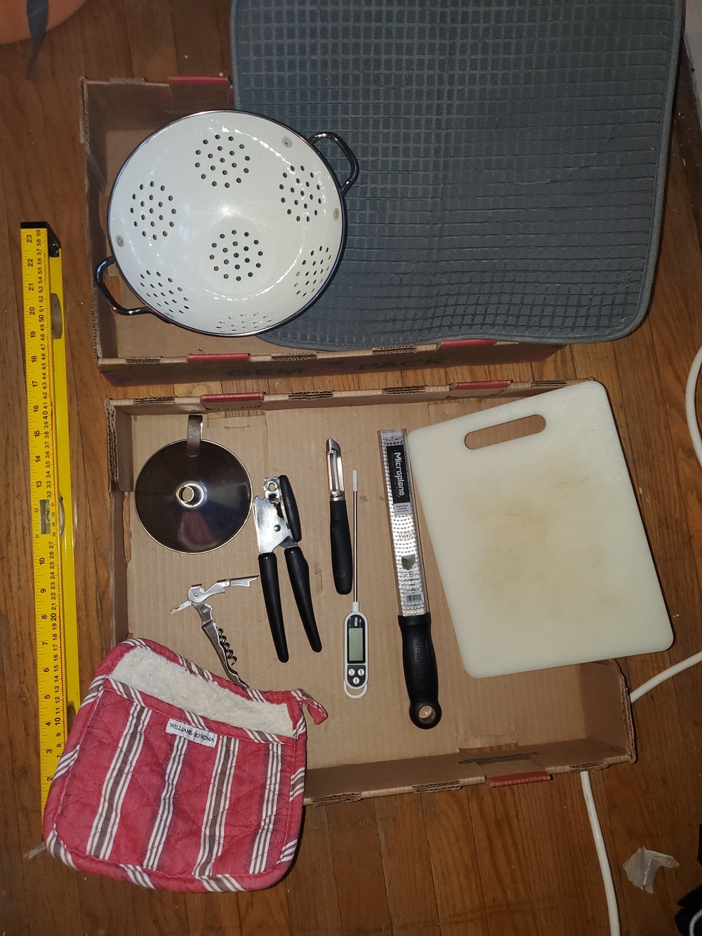Assorted kitchen tools set has 12 pieces: a egg white enamel colander 9"*4.25"H,
